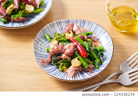Stir-fried firefly squid and rape blossoms with garlic 124336234