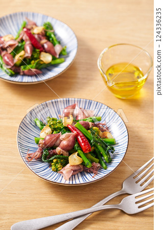Stir-fried firefly squid and rape blossoms with garlic 124336235