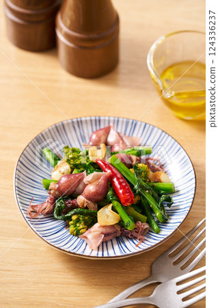 Stir-fried firefly squid and rape blossoms with garlic 124336237
