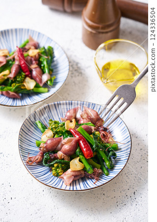 Stir-fried firefly squid and rape blossoms with garlic 124336504