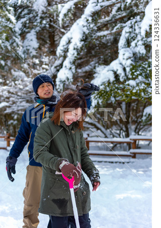 一對夫婦在雪地裡玩耍 124336631
