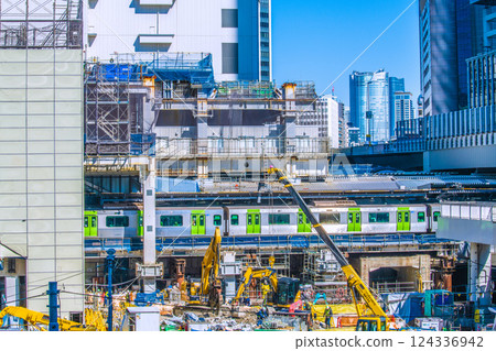 Two bridge piers can be seen in the Tokyo cityscape of Japan...Large heavy machinery is also gathered...Goodbye Shibuya Station West Exit...In the far right is Roppongi Azabudai Hills, etc. 124336942