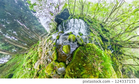 「秋田縣」仁賀保市用全景相機拍攝元瀧瀑布的地下水 124337155