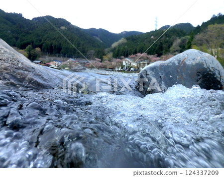 在湍急的河水中 在湍急的河水中 124337209