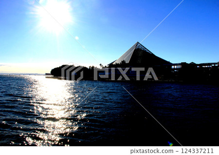 朝陽照射下的大海與建築物 朝陽照射下的大海與建築物 124337211