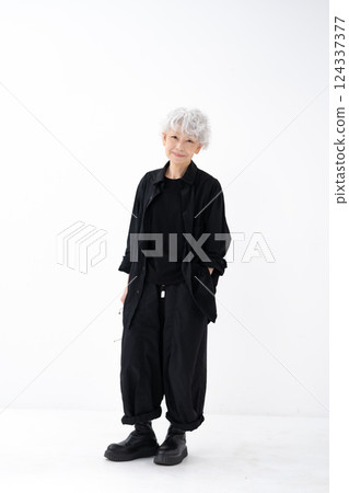 Stylish senior woman, gray hair, whole body 124337377