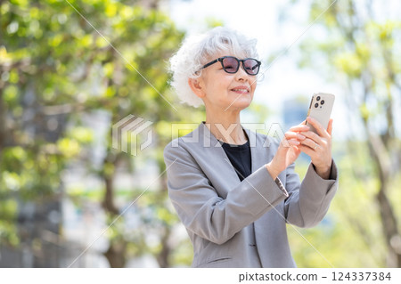 Senior woman business smartphone 124337384