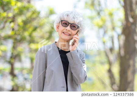 Senior woman business call 124337386