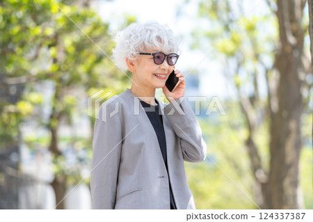 Senior woman business call 124337387