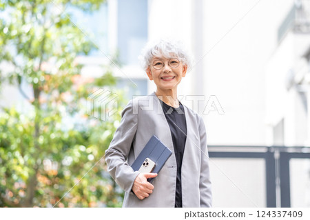 高級女性商業房地產 124337409