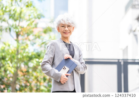 Senior women, business, real estate 124337410