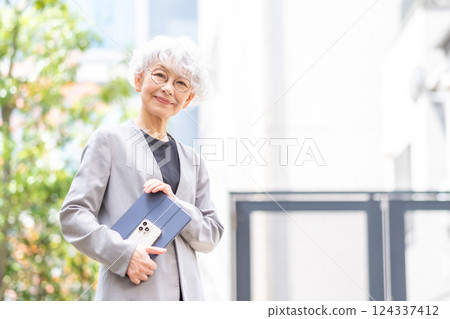 Senior women, business, real estate 124337412
