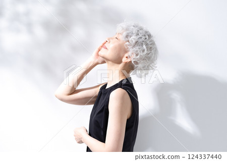 美麗 陽光 灰白頭髮 女人 簡介 124337440
