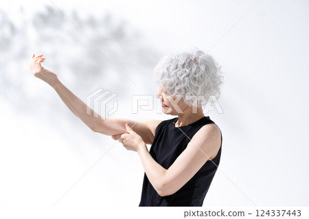 伸展按摩灰髮女人 124337443