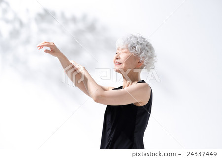 伸展按摩灰髮女人 124337449