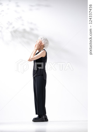 灰髮女人，水平，垂直，全身 124337456