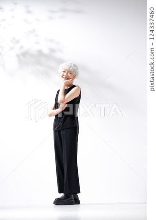 Gray-haired woman, sideways, vertical, whole body Gray-haired woman, sideways, vertical, whole body 124337460