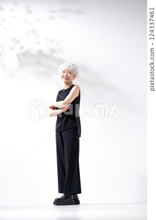 Gray-haired woman, sideways, vertical, whole body Gray-haired woman, sideways, vertical, whole body 124337461