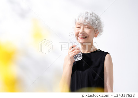 Hydration Water Woman Front blur 124337628