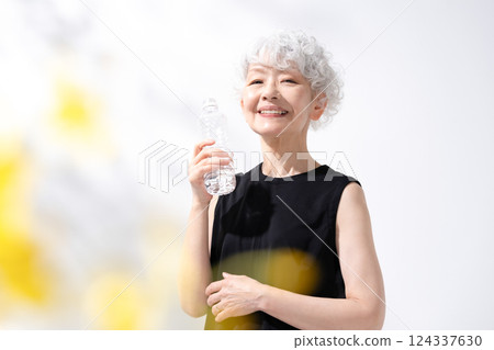Hydration Water Woman Front blur Hydration Water Woman Front blur 124337630