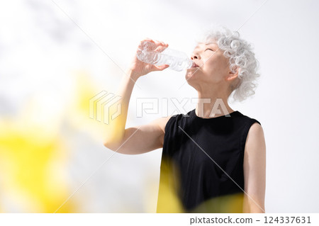 補水水女正面虛化 124337631