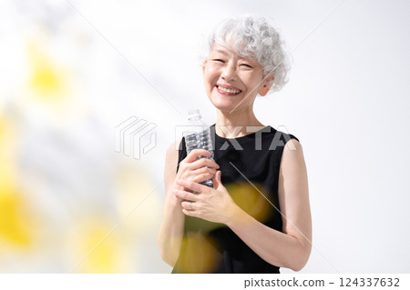 Hydration Water Woman Front blur Hydration Water Woman Front blur 124337632