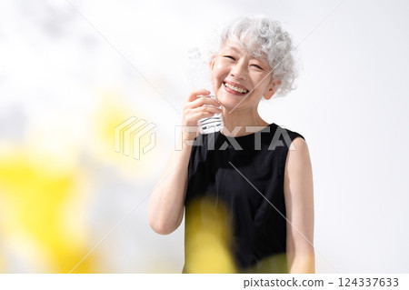 Hydration Water Woman Front blur 124337633
