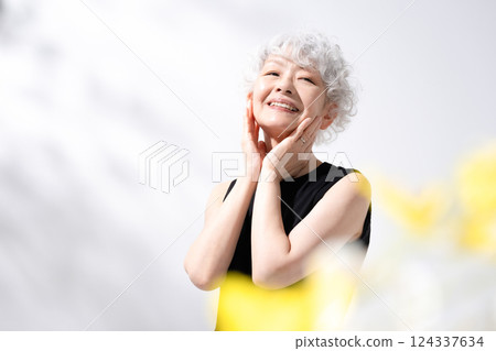 美麗灰髮女子正面模糊 124337634