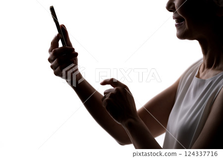 高級女性剪影智慧型手機 124337716