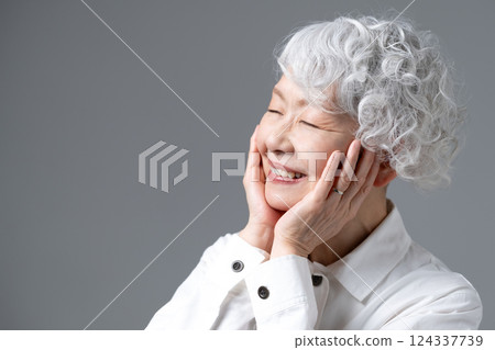 Senior woman with gray hair 124337739