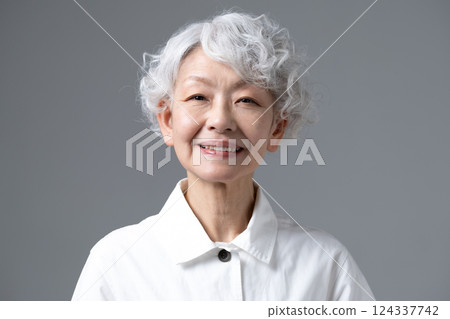 頭髮花白的老年婦女 124337742