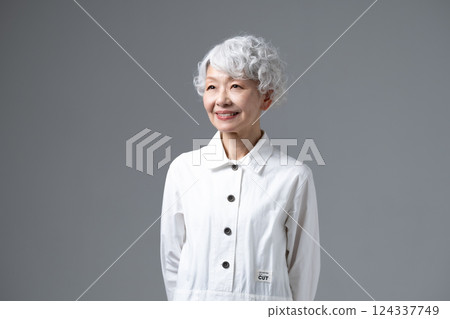 頭髮花白的老年婦女 124337749