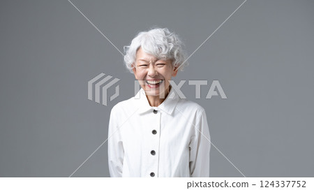 頭髮花白的老年婦女 124337752
