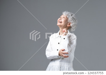 Senior woman with gray hair 124337755