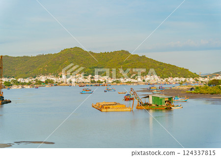 The river is in the city. 124337815