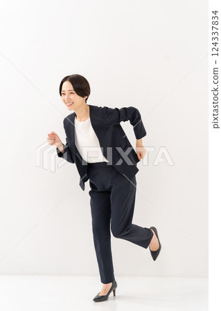 女人商務全身跑步 124337834