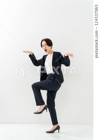 女商務全身舞蹈 124337863