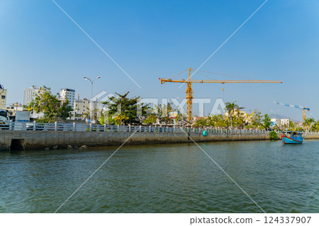 The river is in the city. 124337907