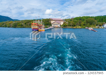 Kanagawa Prefecture, Lake Ashi, sightseeing boat wake Kanagawa Prefecture, Lake Ashi, sightseeing boat wake 124337945