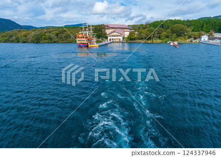 Kanagawa Prefecture, Lake Ashi, sightseeing boat wake 124337946