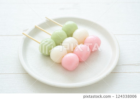 Three-color dumplings and natural background 124338006