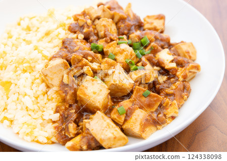 美味的Makuba炒飯盒午餐 124338098