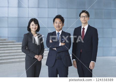 Image of a middle-aged to senior business team 124338389