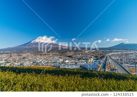 [Shizuoka Prefecture] Tea fields, the Shin-Tomei Expressway, and Mt. Fuji 124338525