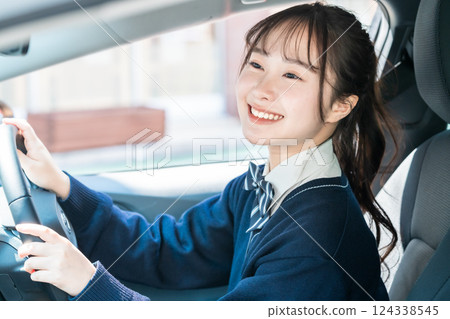 高中生在駕訓班努力考取臨時駕照 高中生在駕訓班努力考取臨時駕照 124338545