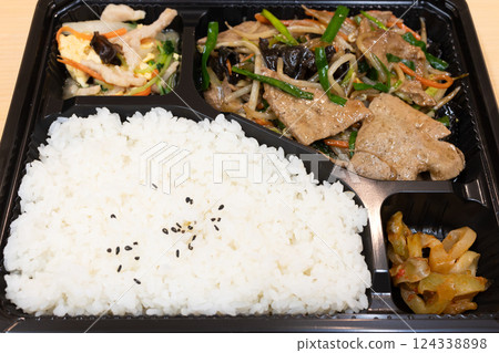 Delicious stir-fried levanilla bento 124338898