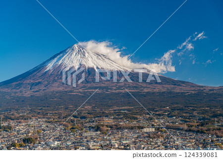 [Shizuoka Prefecture] Mount Fuji as strong winds blow over the streets of Fuji City 124339081