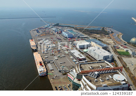 從大阪府咲洲廳舍(Cosmo Tower)的瞭望台望去的海灣地區 從大阪府咲洲廳舍(Cosmo Tower)的瞭望台望去的海灣地區 124339187