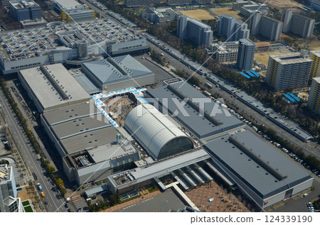 從大阪府政府咲洲大樓(Cosmo Tower)的觀景台俯瞰大阪國際展覽中心 從大阪府政府咲洲大樓(Cosmo Tower)的觀景台俯瞰大阪國際展覽中心 124339190