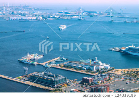 日本橫濱的城市景觀。第一站就是停靠港。歐羅巴二號駛過橫濱海灣大橋。背景是大黑碼頭（3月25日） 124339199